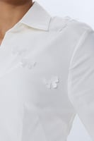 بلوزة بيضاء مزينة بتطريز ناعم وسحاب