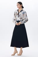 بلوزة مطبعة بزهور ناعمة وياقة مميزة بلون متباين