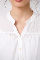 بلوزة كتان أبيض مع كلف