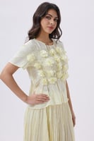 طقم أصفر بورود بارزة