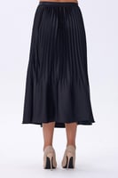 تنورة بليسيه ساتان بلون أسود