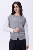 بلوزة رمادية وأكمام بيضاء بتطريز لؤلؤ وزهور ناعمة