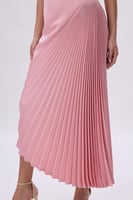 فستان ميدي وردي بجانب بليسيه