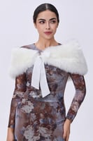 شال ابيض بفرو ناعم وربطة ساتان