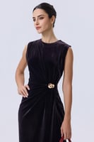 فستان مخملي بني باكسسوار معدني