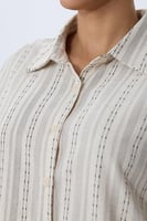 بلوزة مخططة بأزرار أمامية