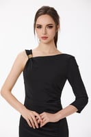 فستان كريب أسود بكتف روماني