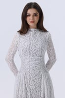 فستان دانتيل أبيض طويل بأكمام طويلة