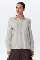 بلوزة مخططة بأزرار أمامية