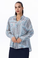 بلوزة بنقشة هندسية بألوان الباستيل