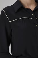 بلوزة شيفون أسود مع اكسسوار