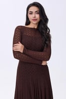 فستان دانتيل بني بأكمام طويلة