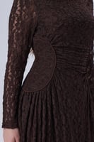 فستان دانتيل بني طويل بأكمام طويلة