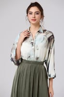 بلوزة ستان بنقشة مموجة