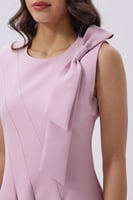 فستان ميدي وردي أنيق بتفصيل عقدة جانبية