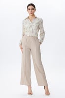 بلوزة ساتان بطبعة أزهار وأزرار أمامية