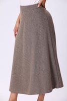 تنورة بني مطبوعة