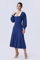 فستان أزرق بياقة بيج وأزرار أمامية