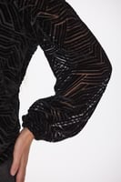 بلوزة طبع مخمل