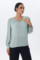 بلوزة بلمسة حريرية وياقة مزينة بسلسلة