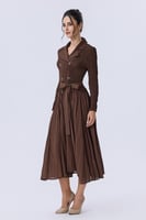 فستان بني أنيق بتصميم معطف وكسرات ناعمة