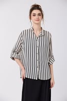 بلوزة ساتين بتقليمات