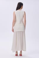 طقم أبيض عاجي بتصميم بدون أكمام