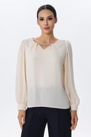 بلوزة بيج شيفون ناعمة بإكسسوار