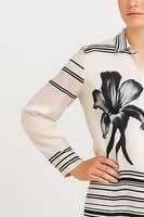 بلوزة أوف وايت بطبعة زهرة وخطوط سوداء