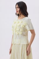 طقم أصفر بورود بارزة