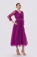 فستان أنثوي راقٍ باللون الفوشي