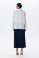 بلوزة ساتان بطبعة أزهار ناعمة