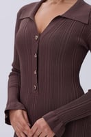 فستان بني ضيق بأزرار أمامية وتصميم ميدي