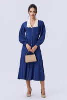 فستان أزرق بياقة بيج وأزرار أمامية