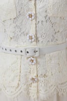 فستان دانتيل أبيض بأزرار أمامية وقصة ناعمة