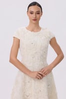 فستان أبيض ميدي بورود بارزه | فستان أنيق للمناسبات