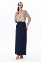 بلوزة بطبعة أوراق خريفية بألوان ترابية