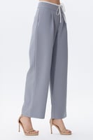 بنطال واسع بخصر مطاطي ورباط أبيض بلون رمادي أنيق