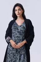 شال أسود أنيق بخامة ناعمة