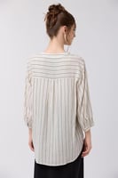 بلوزة كتان بتقليمات