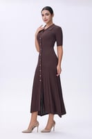 فستان بني بأزرار أمامية ميدي