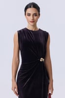 فستان مخملي بني باكسسوار معدني