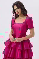 فستان قصير باللون الفوشي بتصميم أنثوي