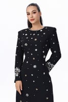 فستان أسود مطرز