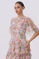 فستان بطبقات التول ونقشة الزهور