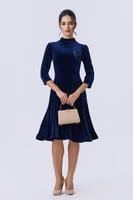 فستان مخملي قصير بأكمام