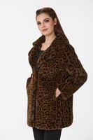 جاكيت فرو بنقشة الفهد