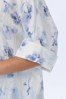 بلوزة كتان بطبعة زهور بلون أزرق سماوي