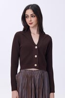 بلوزة بنيه قصيرة بياقة عريضة وأزرار لؤلؤية