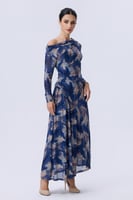 فستان طويل أزرق مطبوع بأكمام طويلة وكتف مكشوف